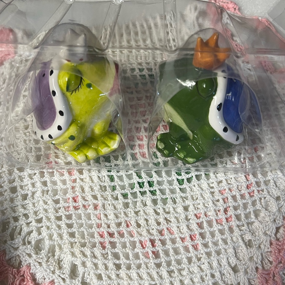 Frog Salt & Pepper Shakers Magnetized Kissing Frogs Ceramic - Picture 13 of 14